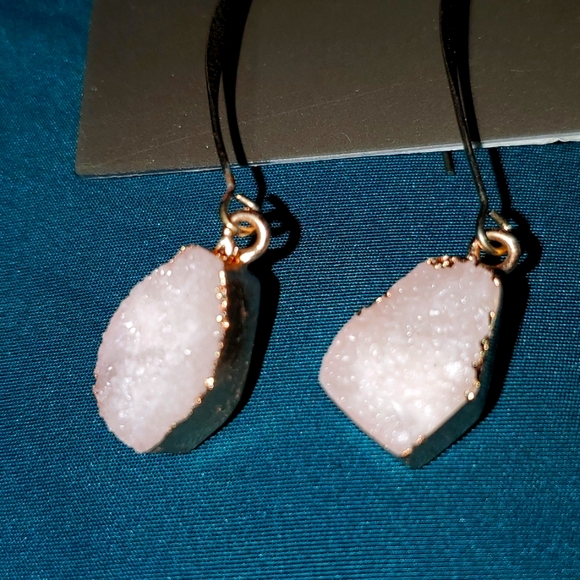 Au Natural Hypoallergenic Rose quartz like pink stone gold drop geode earrings - Picture 2 of 6